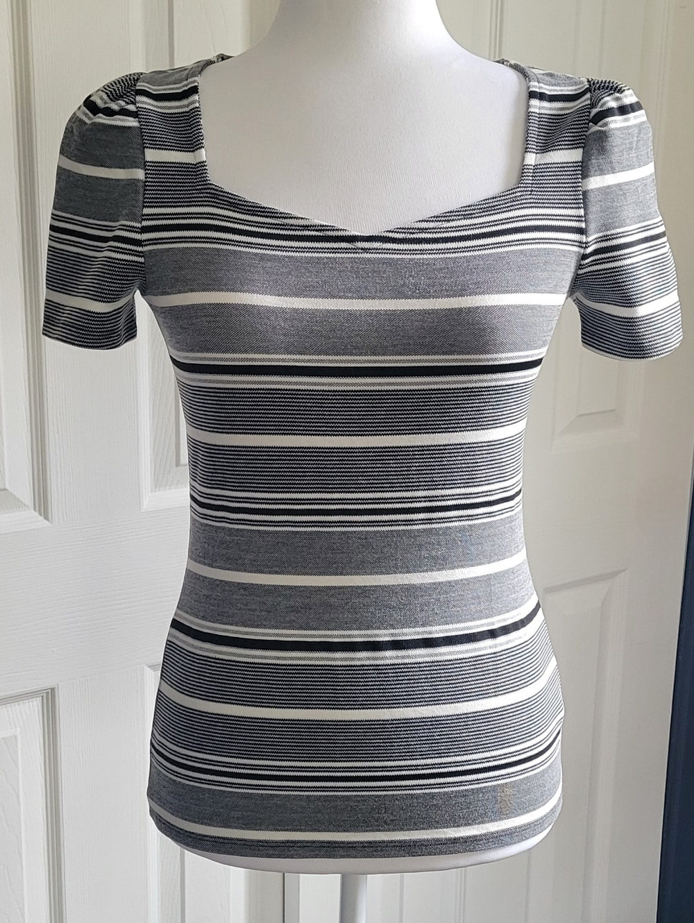 Express Black & White Striped Top Sweetheart Neckline, Short Puff Sleeves, Small